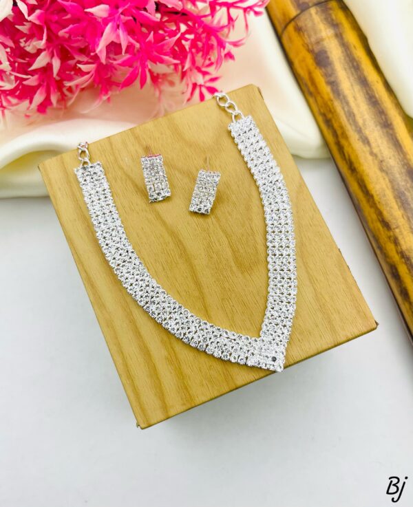 Fancy Beautiful Delicate Design Zircon Necklace With Earings - Image 3