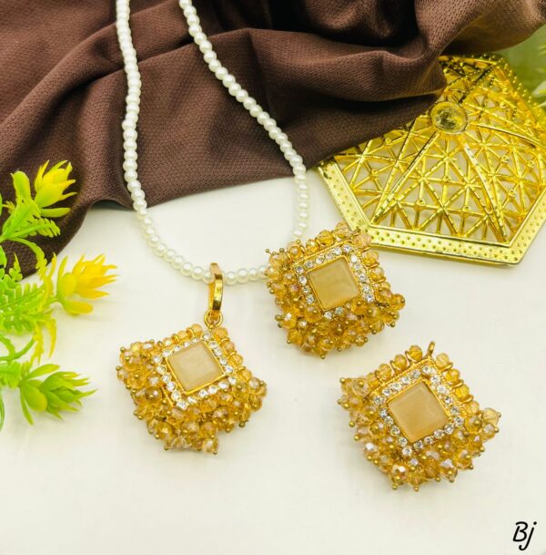 Fancy Beautiful Manjoos Gajra Locket Set