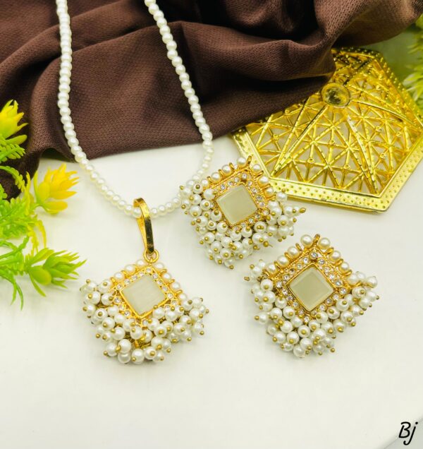 Fancy Beautiful Manjoos Gajra Locket Set - Image 2