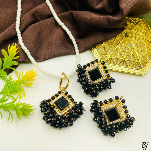 Fancy Beautiful Manjoos Gajra Locket Set - Image 3