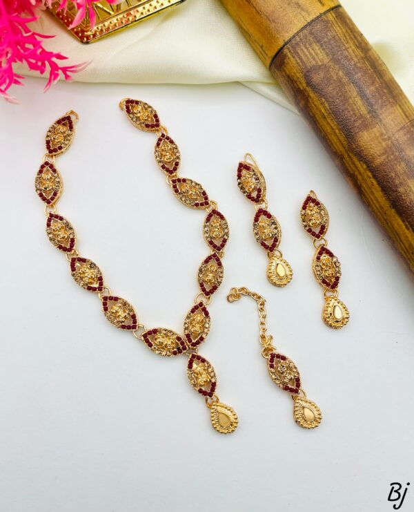 Fancy Beautiful Choker Set With Earings And Tika