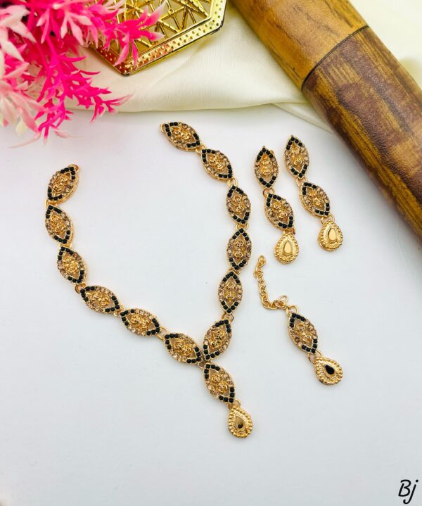 Fancy Beautiful Choker Set With Earings And Tika - Image 6