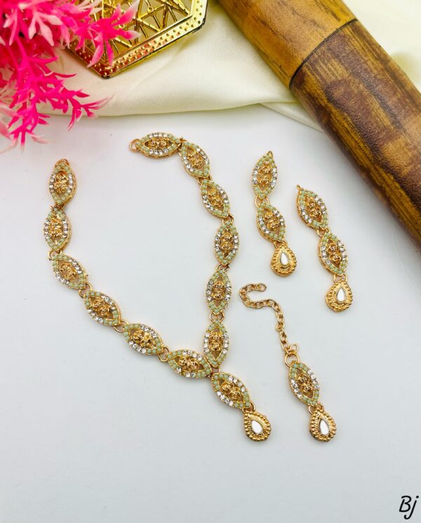 Fancy Beautiful Choker Set With Earings And Tika - Image 4