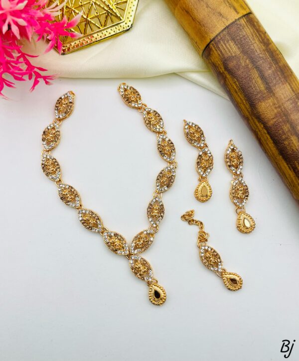 Fancy Beautiful Choker Set With Earings And Tika - Image 3